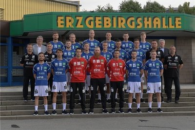 Zweitligist EHV Aue startet in die neuen Handballsaison - hinten von links: Präsident Lutz Lorenz, Austris Tuminskis, Bengt Bornhorn, Jort Neuteboom, Kevin Roch, Ladislav Brykner, Nico Schneider, Vizepräsident Henry Sobieraj; Mitte von links: Mannschaftsarzt Dr. Egbert Mehlhorn, Co-Trainer Kirsten Weber, Mindaugas Dumcius, Eric Meinhardt, Benas Petreikis, Franz Schauer, Kevin Lux, Trainer Stephan Swat, Mannschaftsarzt Torsten Seltmann; vorn von links: Pascal Ebert, Jan Faith, Erik Töpfer, Vilius Rasimas, Radek Musil, Sebastian Paraschiv, Sebastian Naumann.