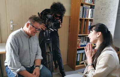 Die Vorsitzende des Integrationsclubs "Impuls", Inga Sabelfeld, wird von Regisseur Volker Insel interviewt. Alexandra Czok filmt. 