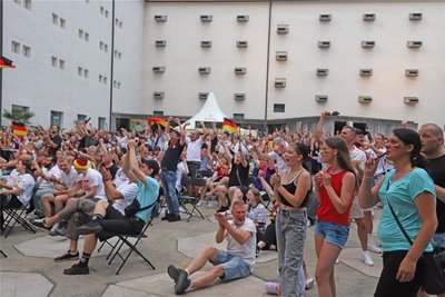 Verfrühter Torjubel im Schlosshof Freiberg: Der erste Treffer der Deutschen zählte dann doch nicht.