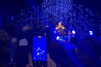Beim Publikum kam der Auftritt von Anna Mateur in Schneeberg am Freitagabend gut an.