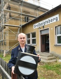 Am Museumsbahnhof in Großvoigtsberg, hier Vereinsmitglied Thorsten Adler, laufen die Arbeiten.