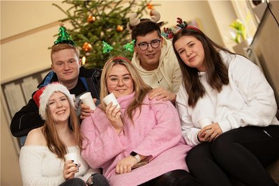 Weihnachtlich verabschieden sich die Schüler des Plauener Lessinggymnasiums in die Weihnachtsferien.