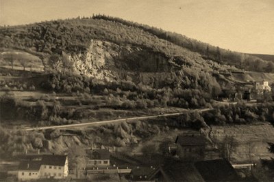 Blick aus Richtung Schneeberg auf den Steinbruch und den Steinbruchweg. Die Aufnahme entstand um 1930.