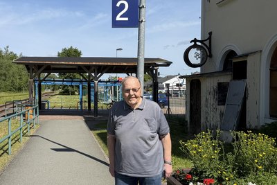 Stefan Glöckner war jahrzehntelang Fahrdienstleiter in Olbernhau. Der heute 82-Jährige erinnert sich noch gut an die Zeit vor 25 Jahren, als die Flöhatalbahn vor dem Aus stand.