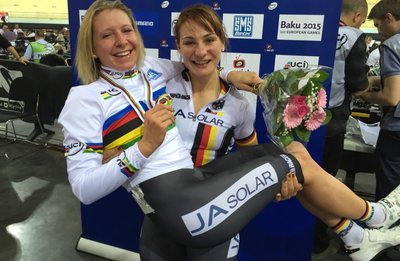 Joachim Eilers - Stephanie Pohl (links) wird nach der Siegerehrung von der mehrfachen Sprint-Weltmeisterin Kristina Vogel gefeiert.