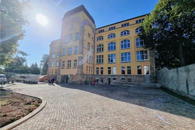 Aus der ehemaligen Papier- und Kartonagenfabrik ist in den vergangenen Monaten eine Schule geworden. Das Stefan-Heym-Gymnasium hat eine internationale Ausrichtung. Zum Konzept gehört auch, dass Englisch als Schulsprache angestrebt wird. In einigen Fächern der Oberstufe werde der Unterricht in englischer Sprache angeboten.