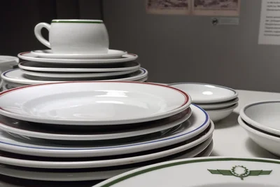 Markenware: Kantinengeschirr aus der Nazizeit nach den Entwürfen des NS-Amtes „Schönheit der Arbeit“ in der Sonderausstellung „Formen der Anpassung“ im Leipziger Grassimuseum.