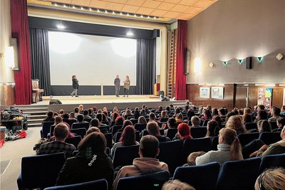 Zur Vorbereitung des Kinotags am Samstag in Frankenberg besuchten circa 300 Schüler der Sächsischen Sozialakademie gGmbH am Dienstag das Welt-Theater. Foto: Ingolf Rosendahl