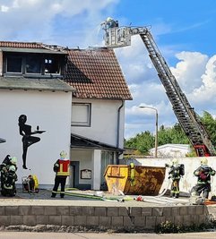 Die Feuerwehr hatte den Brand per Drehleiter gelöscht. 