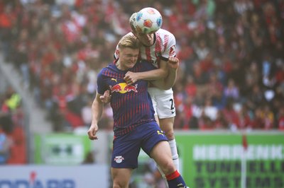 Kopfballspezialisten unter sich: Freiburgs Torschütze Matthias Ginter ist vor dem Leipziger Willi Orbán am Ball.