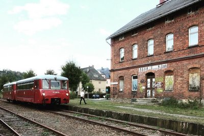 Am 19. August 2018 stand dieser Treibwagen, genannt Ferkeltaxi, am Bahnsteig 1 in Neuhausen. Die Gäste der Sonderfahrt aus Chemnitz besuchten in der Zeit das Nussknackermuseum.
