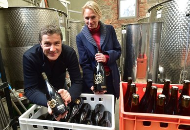Martin Schwarz und Lebenspartnerin Grit Geißler mit dem ersten Nebbiolo aus Sachsen.