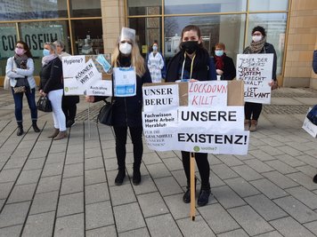 Anita Frei (links) und Galina Grauer arbeiten in Chemnitz als Kosmetikerinnen. Sie protestierten am Vormittag gegen ihr derzeitiges Arbeitsverbot, aber auch die Ungleichbehandlung ihrer Branche, etwa gegenüber Friseuren. "Wir sind mehr als Schminktussies und Nageltanten", sagt Anita Frei. Die Arbeit der Kosmetikerinnen sei auch medizinisch relevant.
