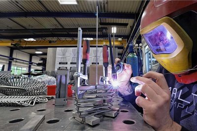 Die Herstellung ist mit viel Handarbeit verbunden. Werkstattmeister Daniel Thiele ist für die Montage zuständig.