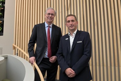 Gunnar Bertram, Vorstandsvorsitzender der Volksbank Chemnitz eG (li.), und Filialleiter Ronny Grahmann freuten sich über die Eröffnung.