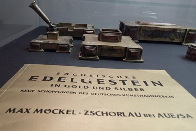 Tatwerkzeuge für Schreibtischtäter: Kanzleigerät mit Halbedelsteinen aus erzgebirgischer Produktion.