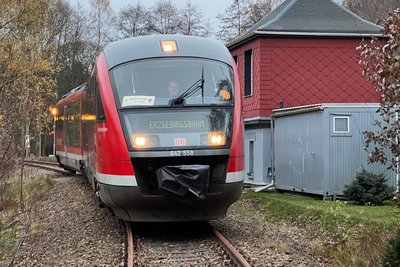Ein Desiro der Erzgebirgsbahn fuhr am 16. November 2021 als Sonderzug von Chemnitz nach Oberneuschönberg zum alten Stellwerk. Der weitere Streckenabschnitt Richtung Neuhausen war da schon nicht mehr für Züge befahrbar.