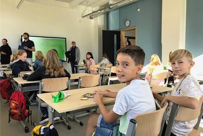 Georg (l.) und Kurt sind zwei der 16 ersten Schüler. In der ersten Woche lernt sich die Klasse zunächst kennen. Geplant ist unter anderem eine Exkursion in den Botanischen Garten. Am ersten Schultag gab es für die Kinder eine kleine Zuckertüte. Schulleiter ist Ingo Gebhardt.