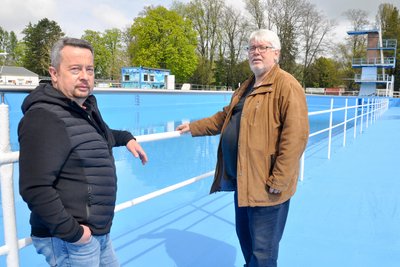 Jens Morgenstern (links) und Wolfgang Kraskowski vom Badverein prüfen vor dem Saisonstart regelmäßig den Wasserzulauf und den Wasserstand im Becken.