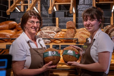 Sandy Oelschlägel (links) und Charlotte Lötzsch mit dem Kräuterbrot im Café „Zeitlos“ in Annaberg.