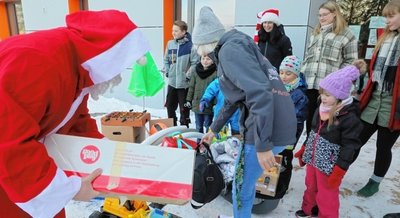 Übergabe der Spenden der Tuner an das Kinderheim. 