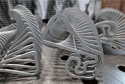 Auf jedem Pokal ist der Sachsenring 24 Mal als Miniatur spiralförmig aufgeschweißt. Die Wirkung wird durch absolute Exaktheit erzielt.