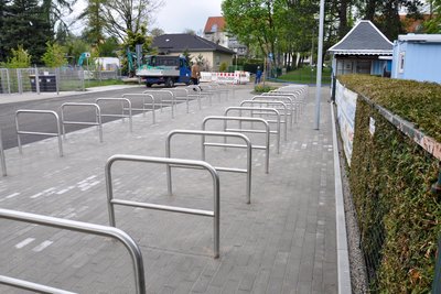 Fahrradparken wird für die Badbesucher in Hartmannsdorf einfacher. Neue Anlehnbügel sollen für mehr Ordnung und besseren Diebstahlschutz sorgen.