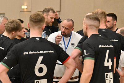 Willi Kühn schwört seine Mannschaft auf die letzten Spiele in dieser Saison ein. Es winkt der Gewinn des sächsischen Doubles aus Meisterschaft und Pokal.