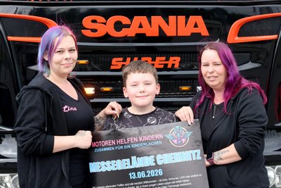 Selina Kolena (links) organisiert das Fahrzeugtreffen. Dabei sind ihr Sohn und Mutter Dana.