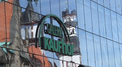 Der imposante Bau des Warenhauses prägt das Zentrum von Chemnitz. 