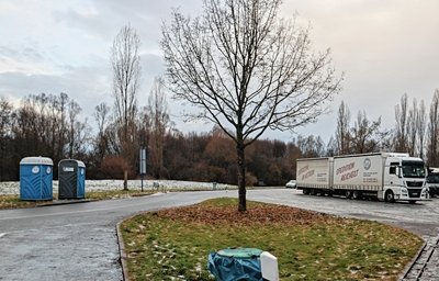 Die Parkplätze an der B 93 zwischen den Anschlussstellen Crossen und Mosel sollen zu Raststätten mit WC-Gebäuden umgebaut werden. Doch sieben Jahre nach dieser Ankündigung gibt es weiter Dixi-Klos. 