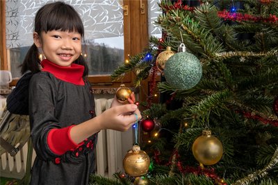 Mit den hiesigen Weihnachtsbräuchen, zu denen auch das Schmücken des Baumes gehört, hat sich Anh Thu schnell angefreundet.