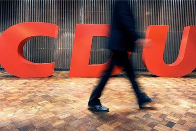 Soll die CDU raus aus der Mitte? Auf einer Konferenz mit den 324 Kreisvorsitzenden will die Partei am Samstag Antworten suchen. Es geht um Inhalte, aber auch ums Personal für den Neustart in der Opposition. 