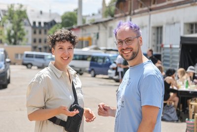 Carolin Liebl und Nikolas Schmid-Pfähler leiten einen Kurs der Funken Akademie, der sich mit DNA und Nano-Technologie beschäftigt.