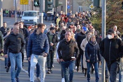Rund eine Stunde lang zogen mehr als 800 Menschen aus Protest gegen die Corona-Regeln am Montagabend durch Freiberg. 