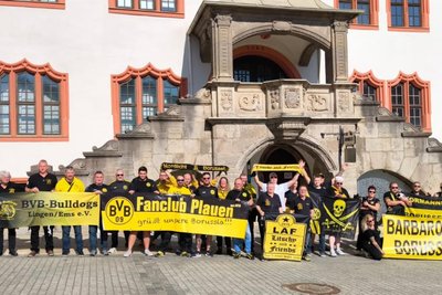 Borussia Dortmund-Fanclub-Treffen verschiedener Clubs vor dem Plauener Rathaus.