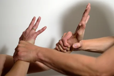 Dunkelfeldstudien zeigen, dass die Täter bei häuslicher Gewalt mehrheitlich Männer sind. Doch es gibt auch Fälle, in denen Frauen gegenüber ihren Partnern oder Ex-Partnern Gewalt ausüben. (Symbolbild)