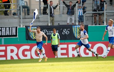 Der Chemnitzer Christian Bickel (links) bejubelt sein Tor zum 2:1.