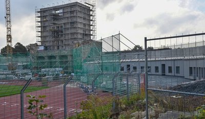 Seit eineinhalb Jahren laufen die Sanierungsarbeiten im Hauptstadion des Sportforums. Zuletzt wurde die denkmalgeschützte Gebäudehülle des Marathonturmes in Angriff genommen. Die Roharbeiten dort sollen bis Jahresende abgeschlossen sein. 
