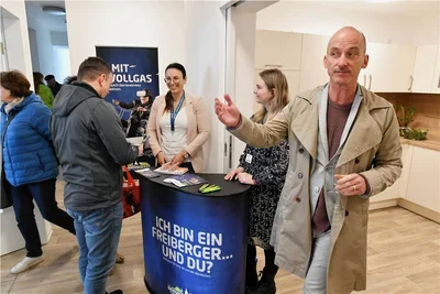 Thomas Buckreus (rechts) präsentierte als Vorstandsvorsitzender der Wohnungsgenossenschaft Freiberg stolz den Neubau, der nach seinen Worten insgesamt 6 Millionen Euro gekostet hat. 