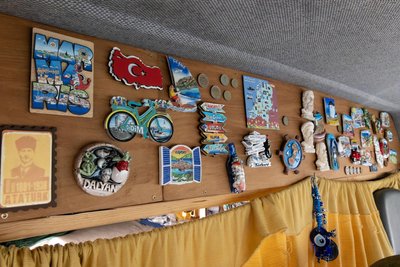 Kleine Erinnerungsstücke einer großen Reise – auch sie gehören zur Innenausstattung des umgebauten Campers.