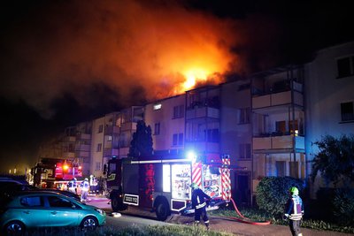 Der Dachstuhl eines Wohnhauses an der Straße Sachsenring hat in der Nacht zu Montag gebrannt.