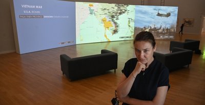 Die spanische Künstlerin Cristina Lucas vor ihrer Videoinstallation "Unendlicher Blitzschlag", zu sehen in der neuen Sonderausstellung der Kunstsammlungen Chemnitz mit dem Titel "Maschine im Stillstand". 