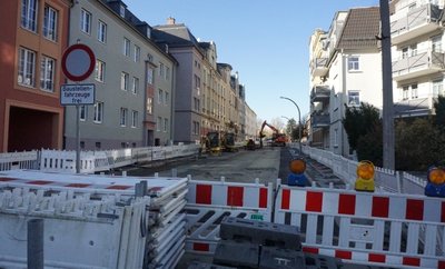 Die Karl-Liebknecht-Straße in Oelsnitz wird seit Anfang Juni abschnittsweise gebaut. Die Straßendecke kommt erst im Frühjahr 2022. 