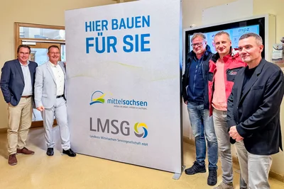 Von links: OB Ralf Schreiber, Landrat Sven Krüger, Architekt Ralph Rößler, Andreas Lochschmidt von der Hoch- und Tiefbau GmbH Mittweida und