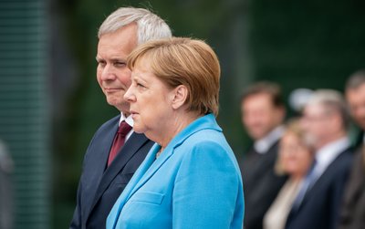 Bundeskanzlerin Angela Merkel (CDU) empfängt Finnlands neuen Ministerpräsidenten Antti Rinne mit militärischen Ehren vor dem Bundeskanzleramt. 