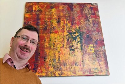 Viele Farbschichten: Stefan König mit seinem Werk ohne Titel, an dem er drei Jahre lang, von 2018 bis 2020, gearbeitet hat. 