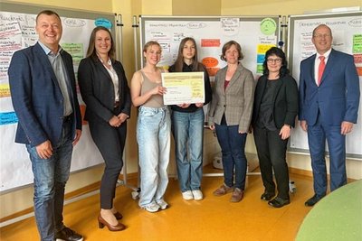 Norma-Chef Matthias Lehmann (rechts) hat eine Spende in Höhe von 3500 Euro an die Oberschule Lichtenau übergeben.