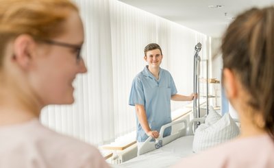 Azubis, die im Kreiskrankenhaus Freiberg arbeiten. Dort war die Resonanz auf die Woche der offenen Unternehmen entgegen dem Trend sehr gut. 