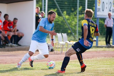 Der Chemnitzer FC, der am Samstag gegen Frankenberg testet, gastierte 2022 in Lunzenau. Im Zweikampf: Der damalige CFC-Verteidiger Robert Berger (l.) gegen den Fortschritt-Spieler Oliver Peters.